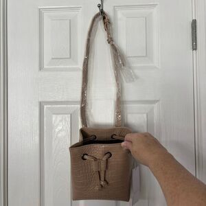 JustFab Croc-Embossed Bucket Bag – Taupe Faux Leather Crossbody, New with Tags